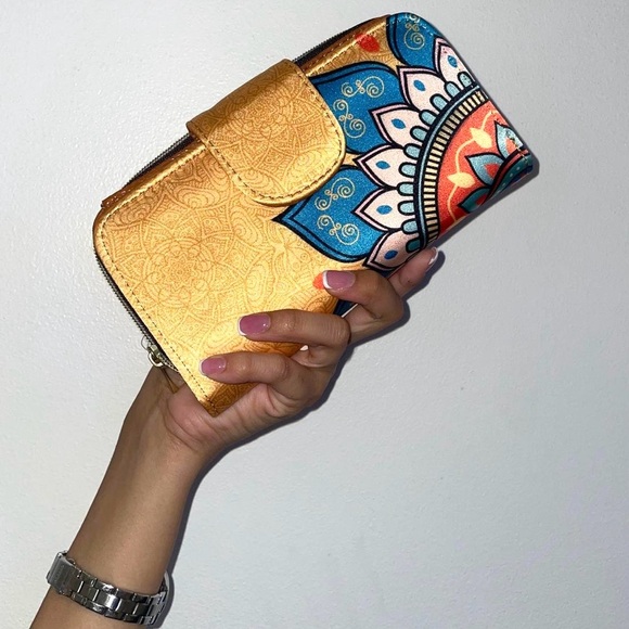 Gold and Multicolor Handbag - Picture 3 of 4